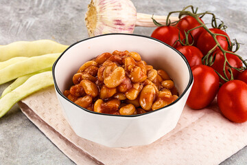 White baked bean in tomato sauce