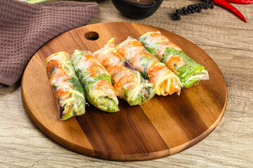 Vietnamese spring roll with prawn and mango