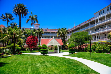 Obraz premium A large white building with a red roof and a white gazebo