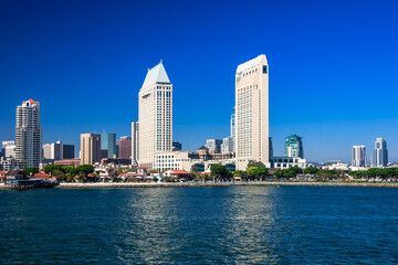 Fototapeta premium A city skyline with a large building in the middle