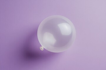 Obraz premium A single white balloon on a solid purple background