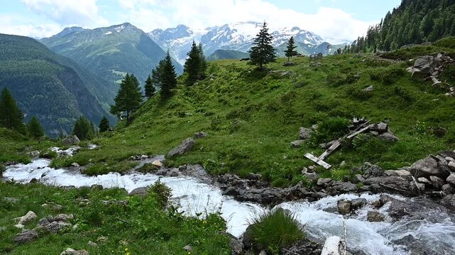 Bergbach mit Domes de Miage