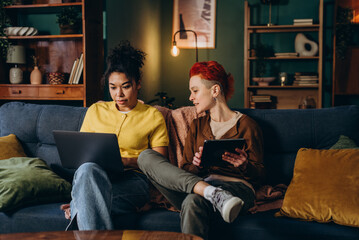 Obraz premium Jealous woman looks at computer expressing distrust of partner 