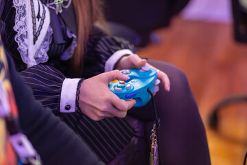 Gamer sosteniendo control de videojuegos, Otaku con control de consola de videojuegos en las manos. De cerca, concepto de videojuegos