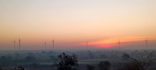 Windräder am Abendhimmel