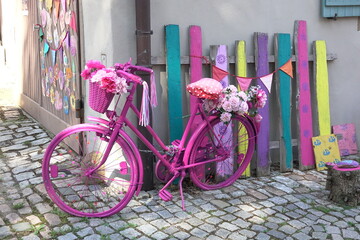 Pinkes Fahrrad mit Deko