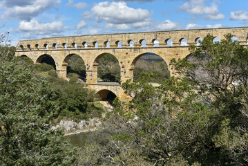 Le pont du gard en 3/4 profil et en vue paysage.