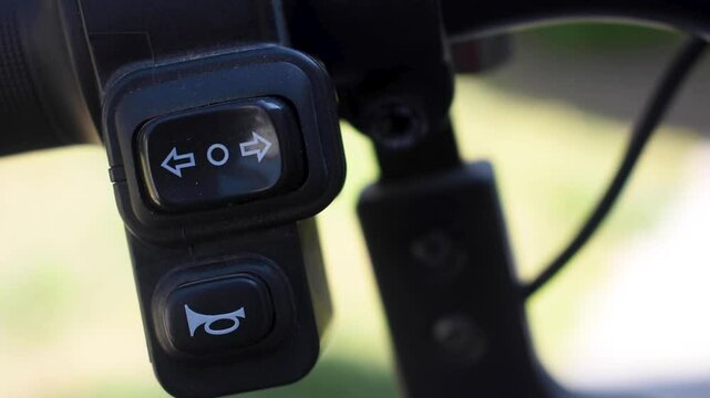 Botones de una moto el&eacute;ctrica de direccionales y claxon 