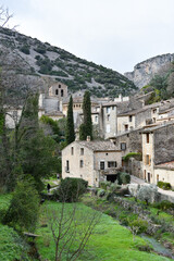 La vallée de Saint-Guilhem-le-Désert (Hérault) et le centre village avec son église abbatiale.