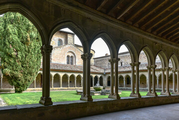 Les colonnes géminées du cloitre de l'abbaye de Saint Hilaire dans l'Aude.