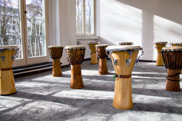 Trommeln in einem Trommelraum für einen Trommelworkshop