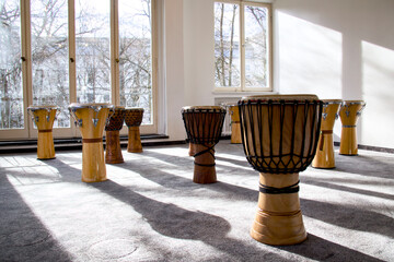 Handtrommeln und Djembén in einem Trommelraum