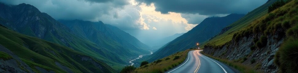 Sombre route sinueuse dans une vall?e montagneuse avec un ciel orageux, stormy sky, winding road