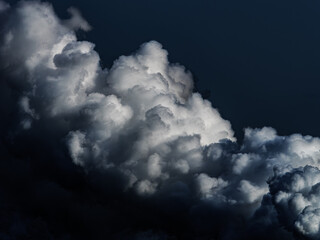 工場の煙突から煙がもくもくと出る様子　地球温暖化のマイナスイメージ