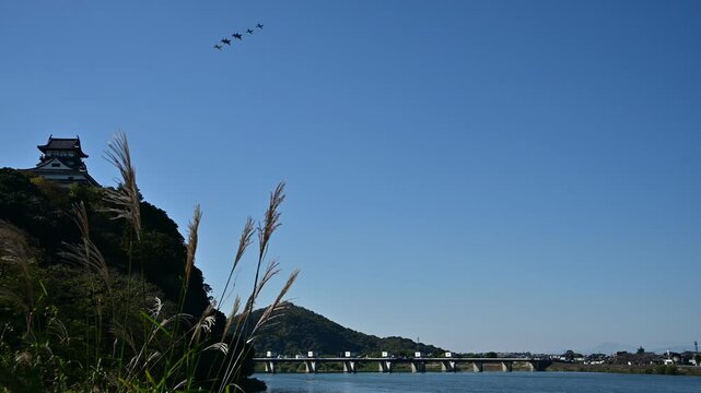 航空自衛隊岐阜基地所属機の編隊と犬山城 （愛知県犬山市, 2024年11月）