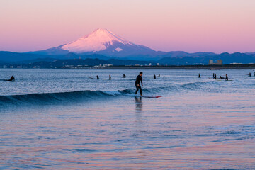 湘南海岸から夜明けの紅富士
