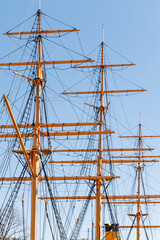帆船のマストとヤードと索具