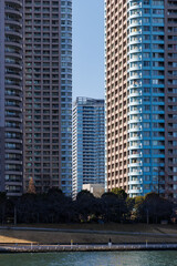 高層ビルの谷間に見えるビル