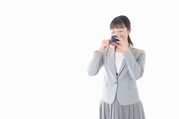 笑顔でコーヒーを飲む若いビジネスウーマン