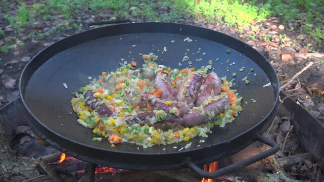cocinando chorizo en disco de arado