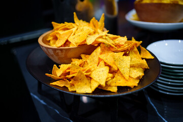 Plato negro con abundantes nachos