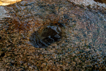 岩から湧出する温泉