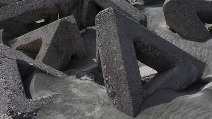 砂浜に設置された三角テトラポット