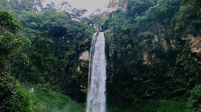 Air Terjun Grojogan Sewu, a waterfall set in the forest, is stunningly beautiful.