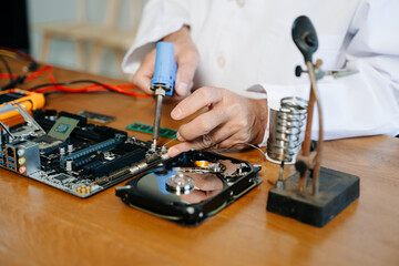 Obraz premium The technician repairing the motherboard in the lab with copy space. the concept of computer hardware,