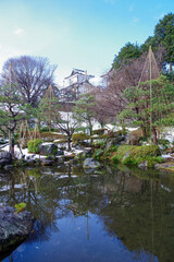 池越しに見る金沢城公園の石川門