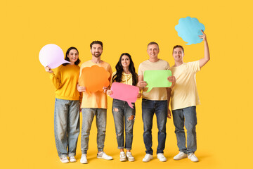 Naklejka premium Group of people with blank speech bubbles on yellow background