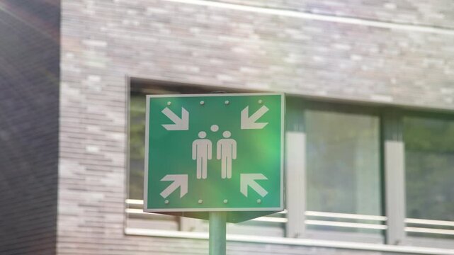 Ein Hinweisschild auf eine Sammelstelle und Fluchtweg	