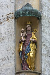 Colored sculpture of the virgin Mary with the baby Jesus under a canopy, patron saint at a town house, Bamberg, Upper Franconia, Bavaria, Germany, Europe © Helmut Meyer zur Capellen/imageBROKER