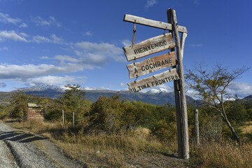 Wooden sign from Cochrane, Welcome to Cochrane, Rio Chacabuco, Cochrane, Region de Aysen, Carretera Austral, Patagonia, Chile, South America