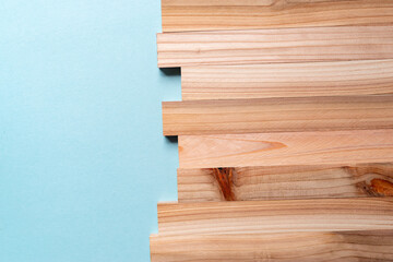 青背景に並ぶ木の板