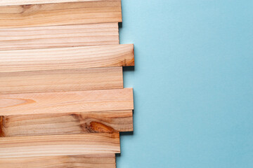 青背景に並ぶ木の板