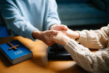 Obraz premium Christians are congregants join hands to pray and seek the blessings of God