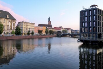 Evening atmosphere on the Oder River, Elisabeth Church in the background, Wroclaw, Poland, Europe