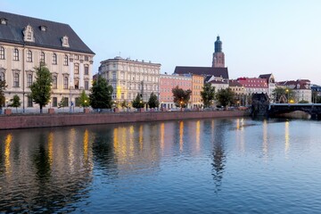 Obraz premium Evening atmosphere on the Oder River, Elisabeth Church in the background, Wroclaw, Poland, Europe