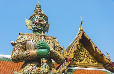 Yaksha Indrajit, riesige Wächterstatue am Eingang vor Wat Phra Kaeo, Königlichem Pantheon, The Royal Pantheon, Tempel des Smaragd-Buddha, Alter Königspalast, Bangkok, Thailand, Asia