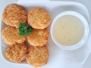 Shrimp cakes are food made from ground shrimp fried in oil. Served with sweet dipping sauce. It is a food sold in Thai restaurants.