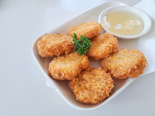 Shrimp cakes are food made from ground shrimp fried in oil. Served with sweet dipping sauce. It is a food sold in Thai restaurants.