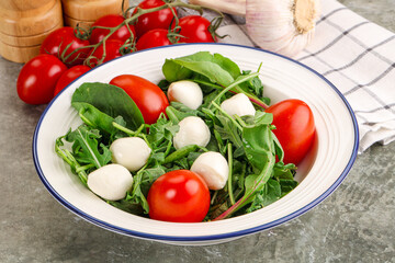Salad with mozzarella and arugula