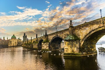 Obraz premium Moldova, Charles Bridge, Old Town Bridge Tower, sunrise, historic centre, Prague, Bohemia, Czech Republic, Europe