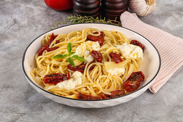 Italian spaghetti with stracciatella and tomato