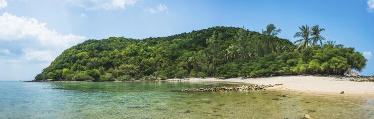 View from Mae Haad Beach to idyllic bay with white sandy beach of the island Ko Ma, Ko Phangan, Gulf of Thailand, Thailand, Asia