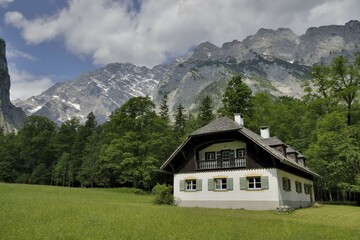 Farmhouse in front of the east wall of the Watzmann, Upper Bavaria, Bavaria, Germany, Europe