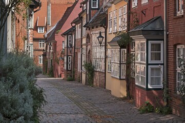 Alley with historic town houses, Auf dem Meere, behind the Nicolai church, old town, Lüneburg, Lower Saxony, Germany, Europe