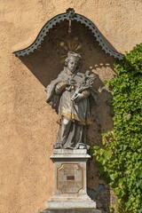 Sculpture of the Holy Nepomuk, with canopy, Going am Wilden Kaiser, Tyrol, Austria, Europe © Helmut Meyer zur Capellen/imageBROKER