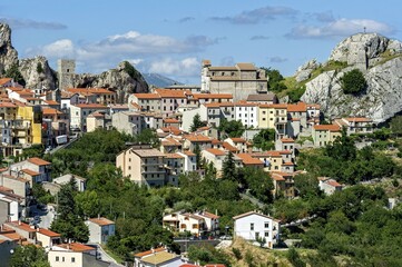 Obraz premium View of mountain village Pietrabbondante with medieval tower and church Chiesa di Santa Maria Assunta on rock Morg Caraceni, Pietrabbondante, Molise, Italy, Europe